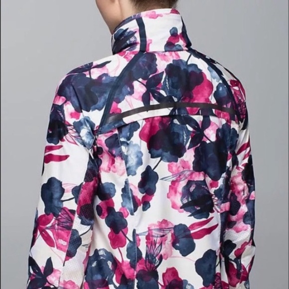 Lululemon misty miss jacket-size 4 windbreaker/rain shell - Picture 13 of 13